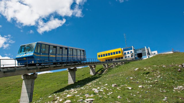 In the picture the blue train which is connecting st. Moritz and corviglia. 